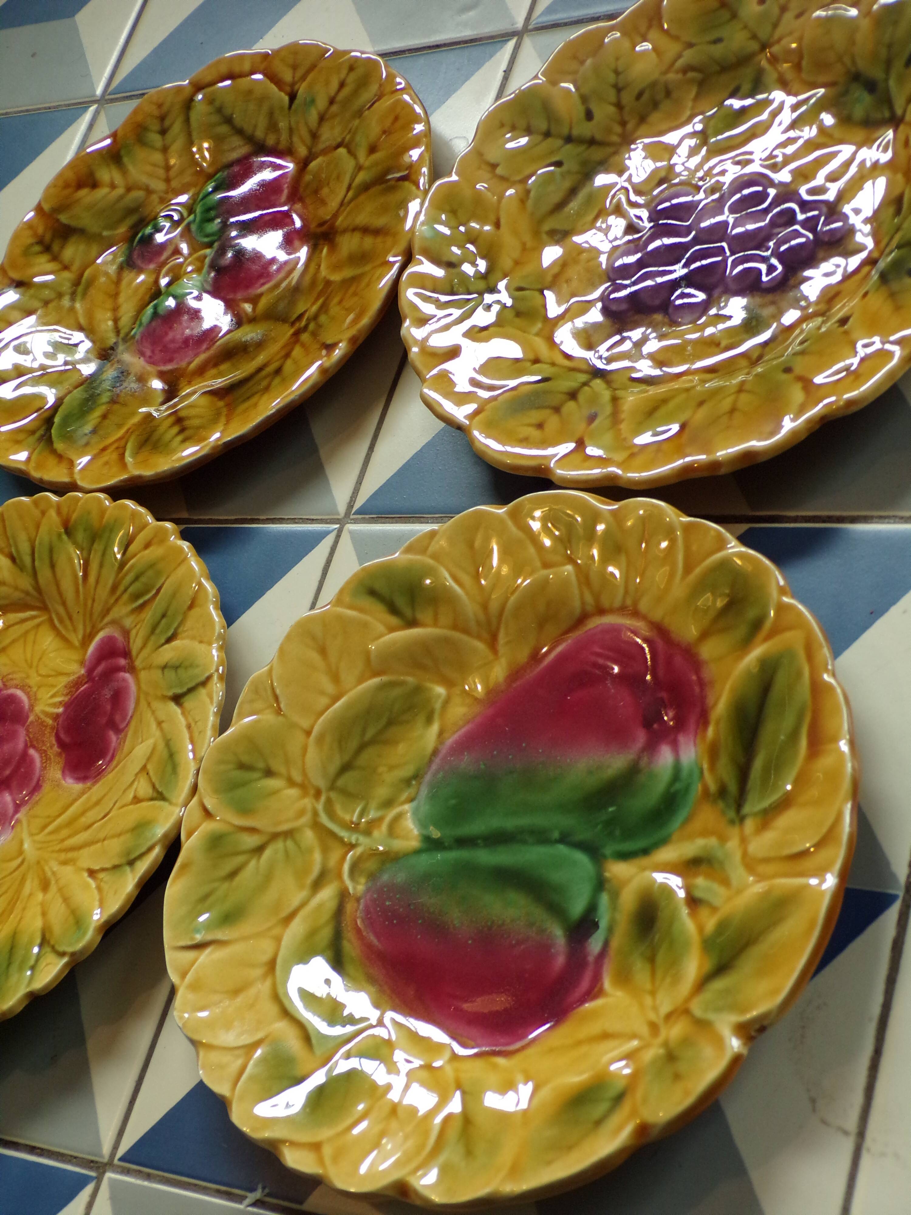 Set of 4 Sarregurmines Fruits barbotine plates
