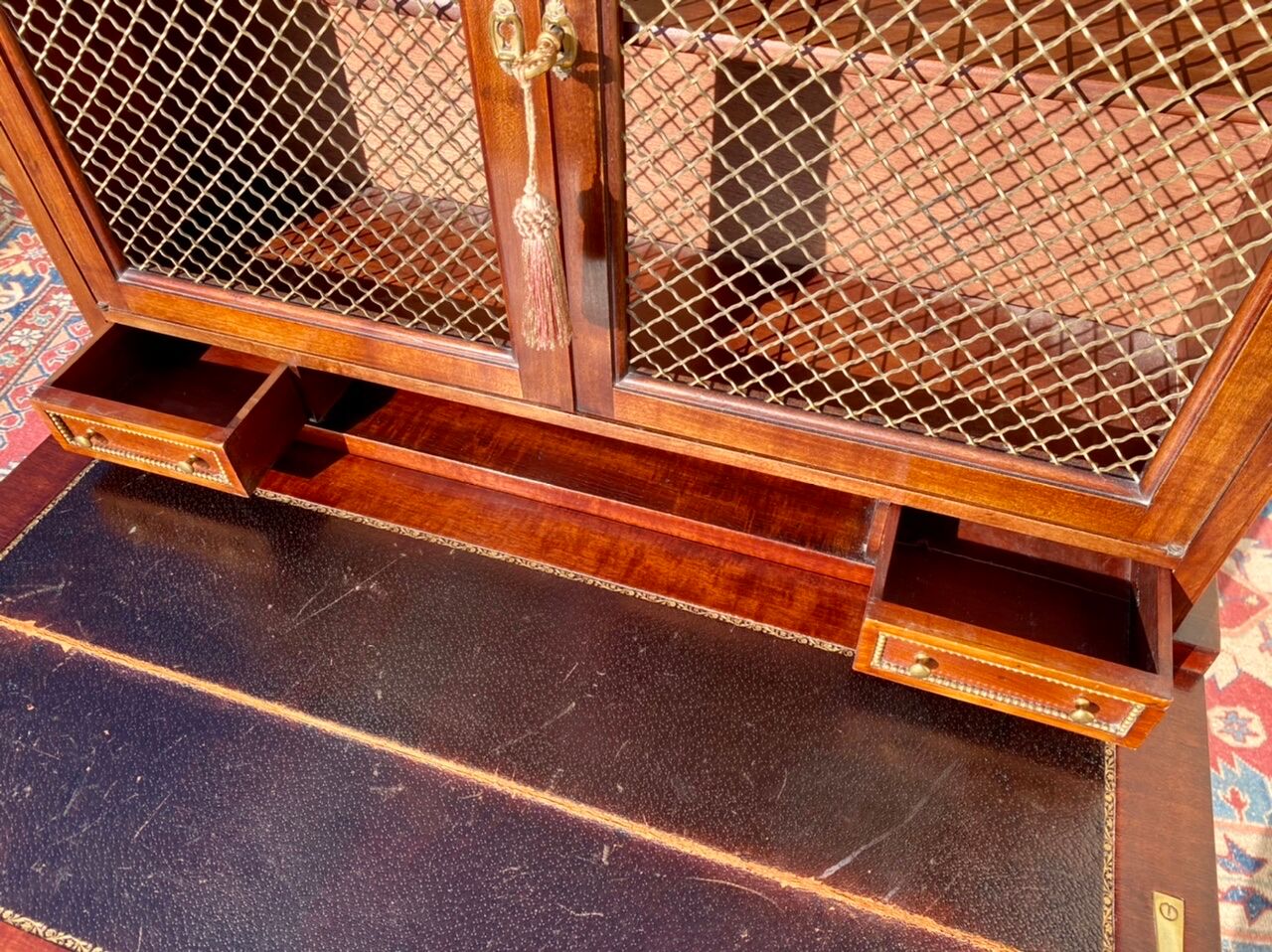 Bonheur du jour en acajou style Louis XVI