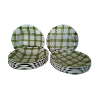 All 7 dinner plates and 7 hollow mill of wolves