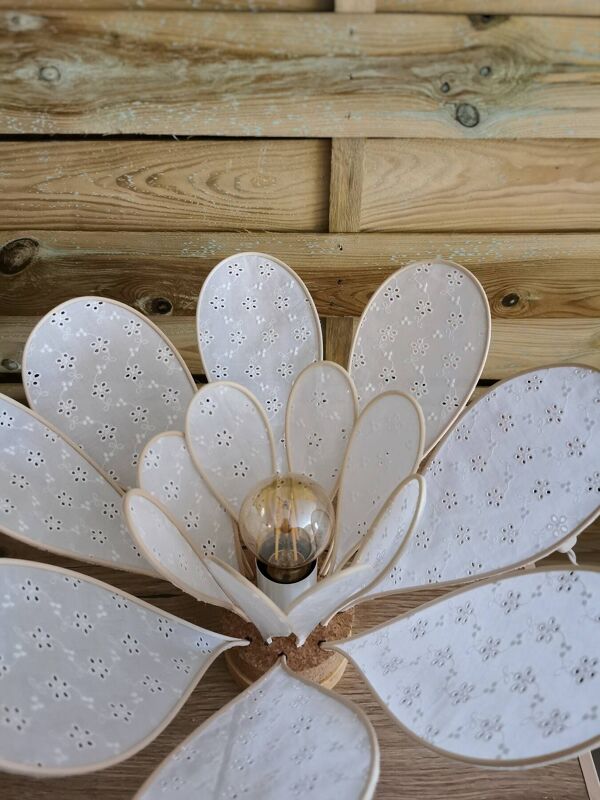 Lampe à poser fleur composée de pétales en rotin et broderie anglaise