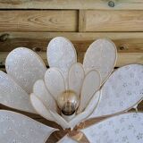 Lampe à poser fleur composée de pétales en rotin et broderie anglaise