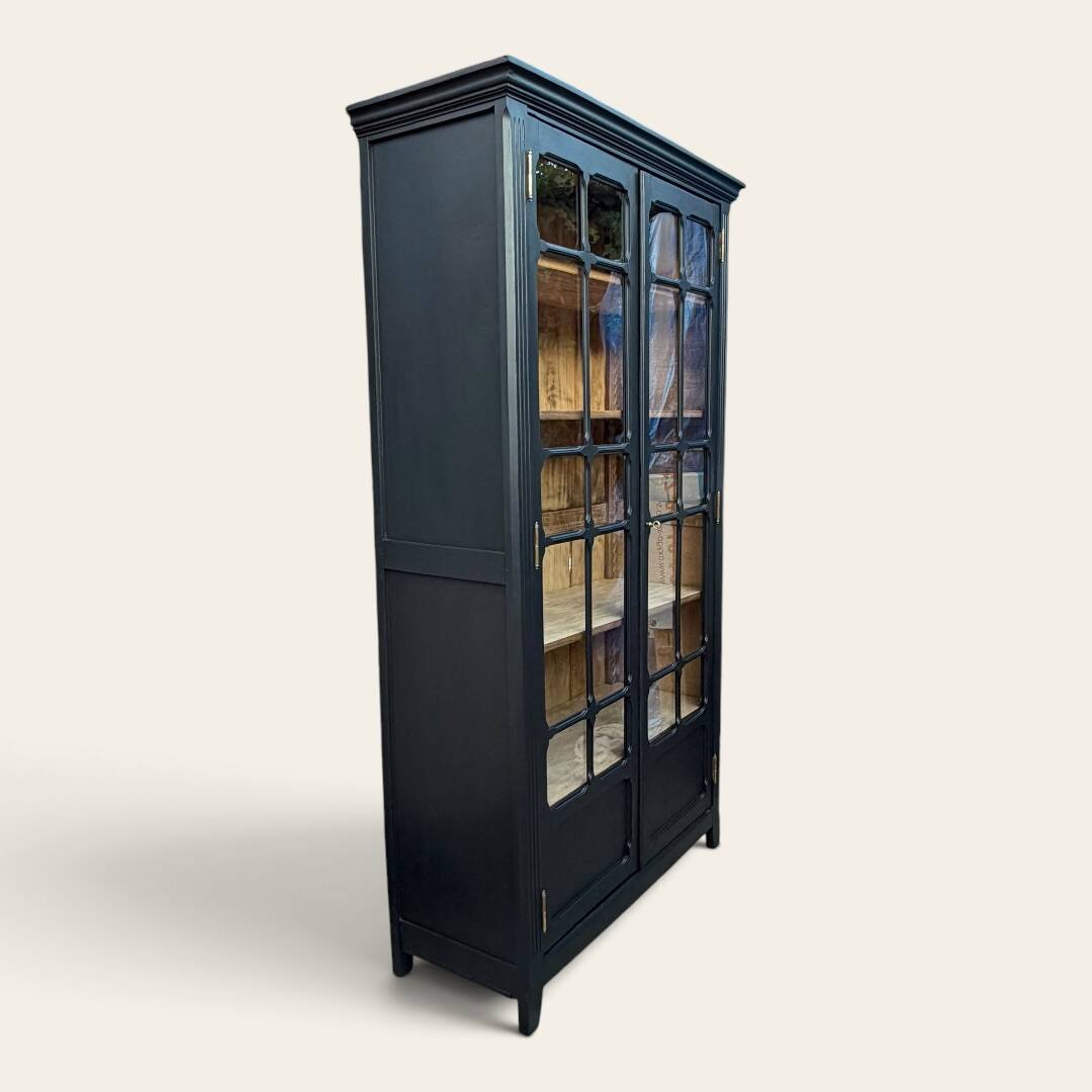 Armoire parisienne noire vitrée rénovée