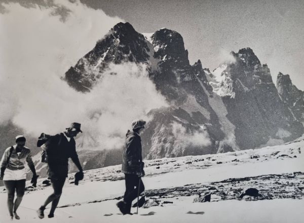 Tirage argentique ancien alpin, randonneurs en haute montagne années 60