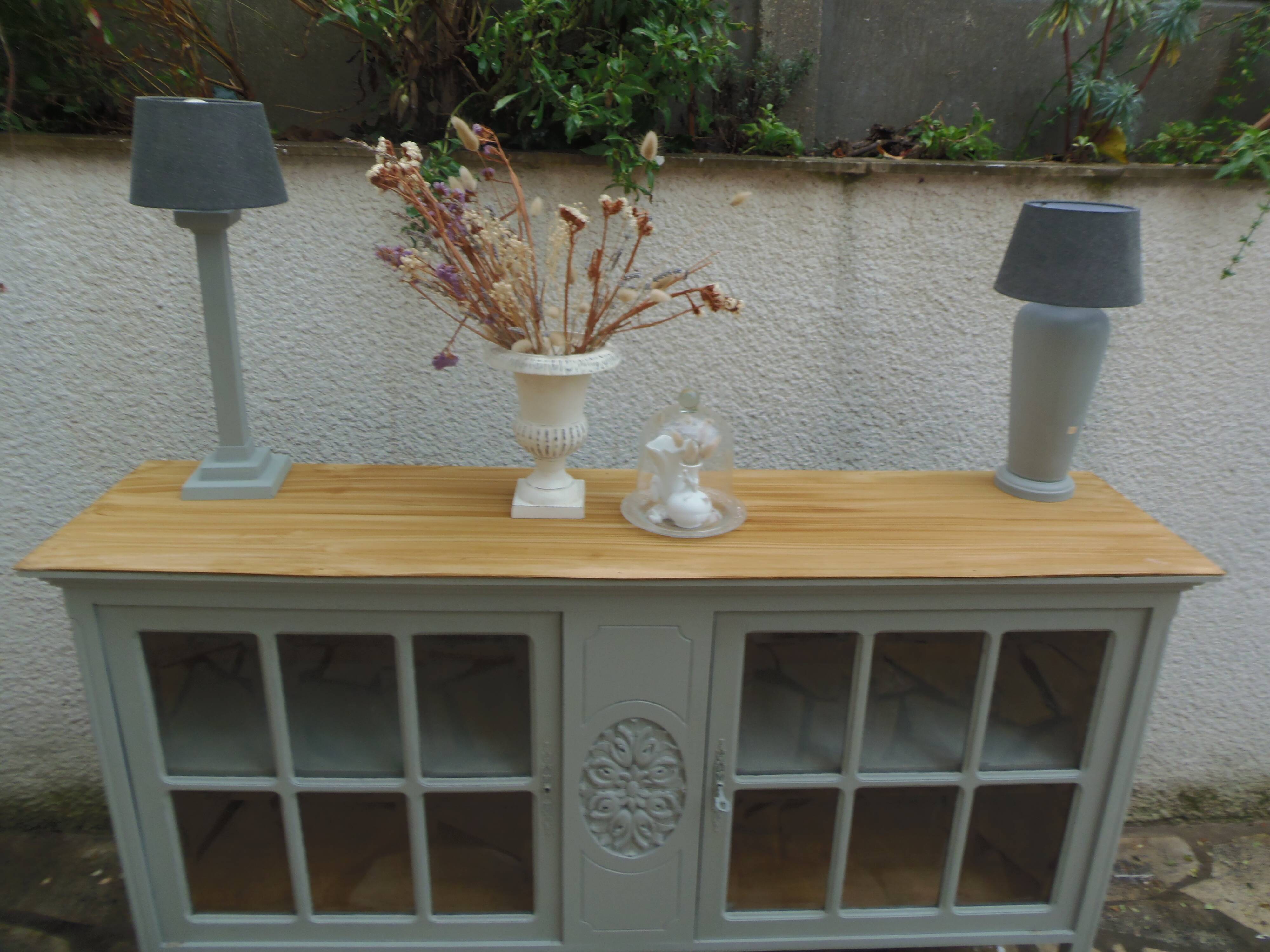 Vitrine vintage de faible profondeur sublimée en vert de gris plateau bois.