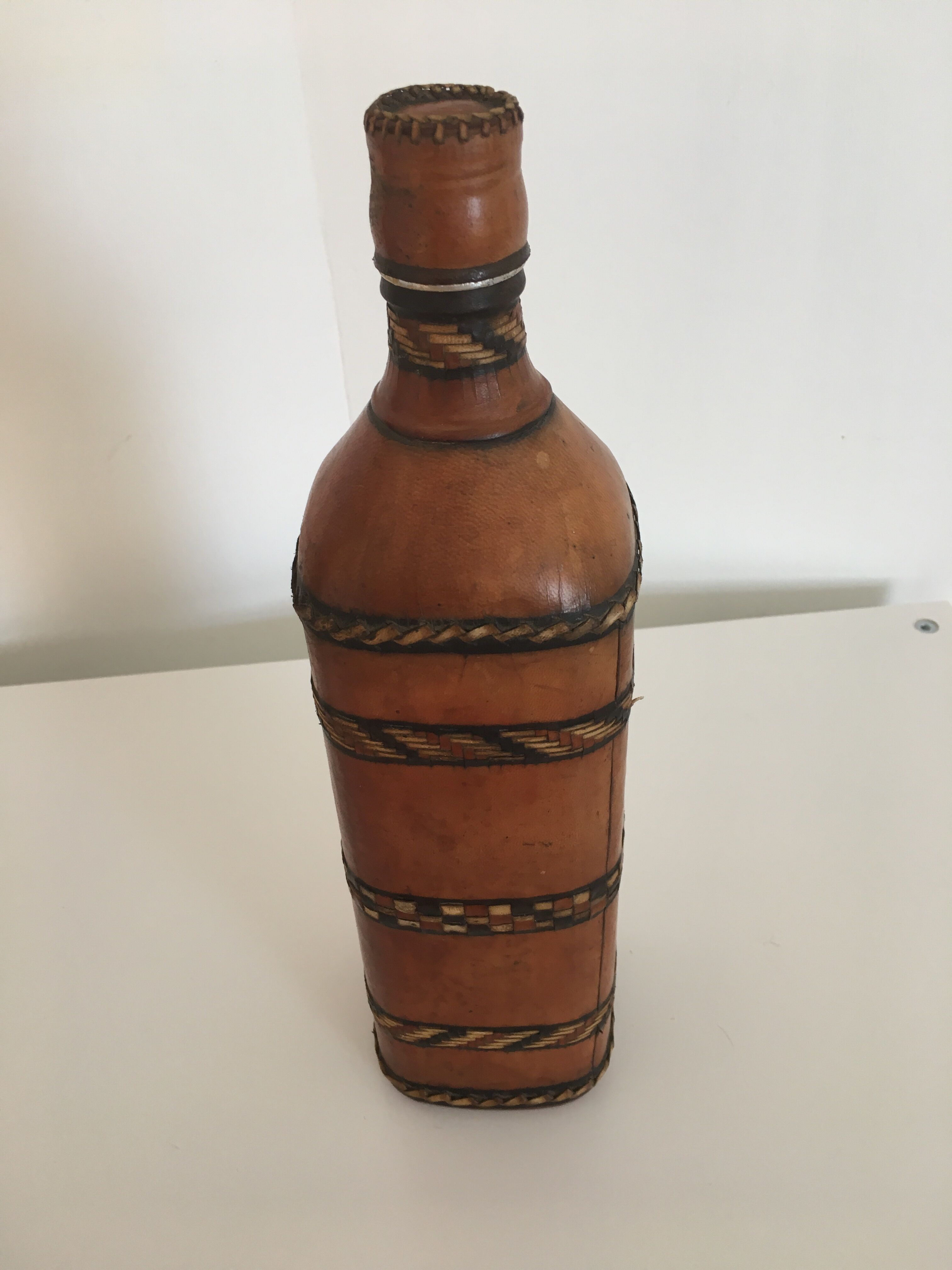 Bouteille marocaine gainée de cuir