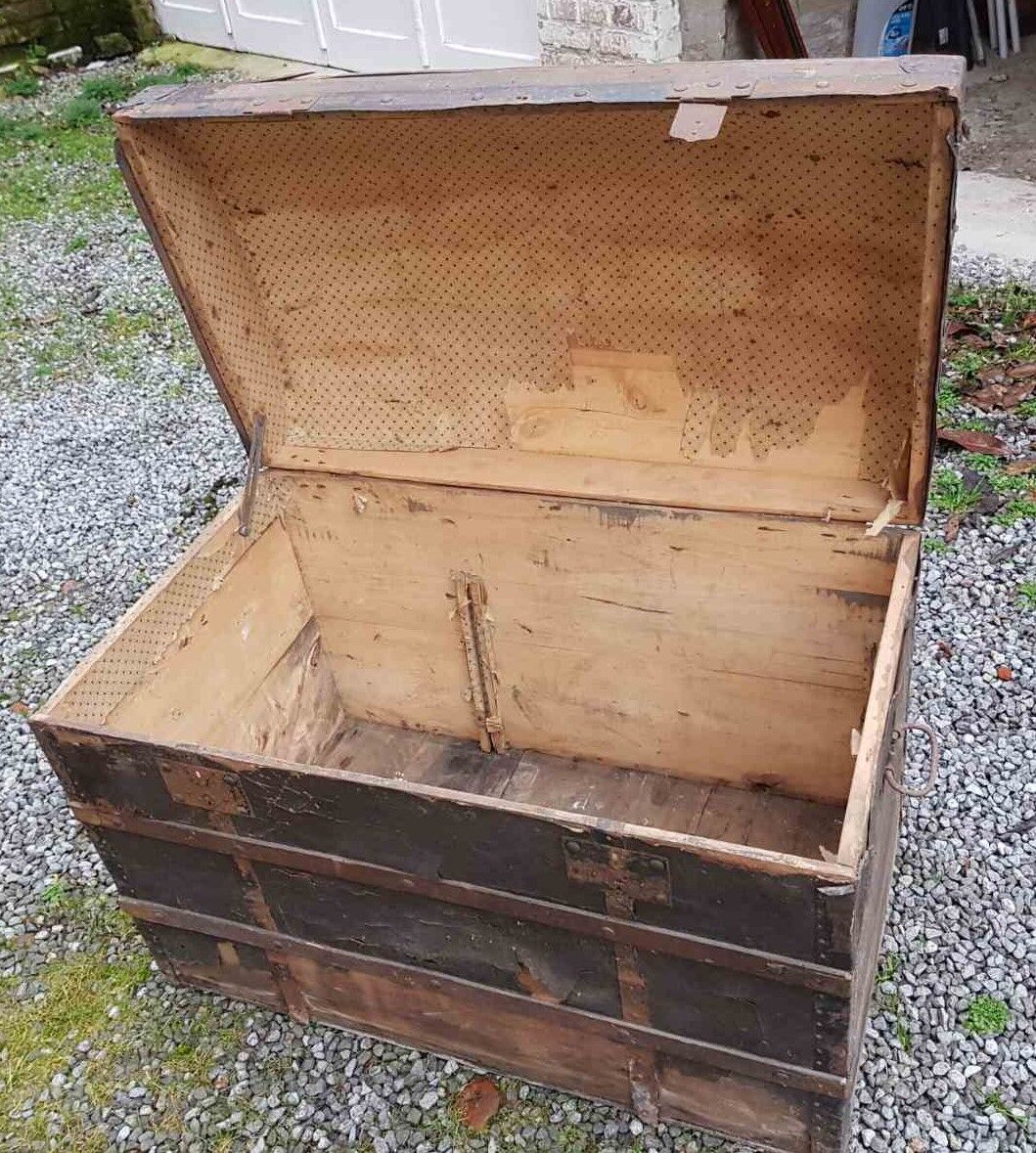 Ancient Bulée wooden trunk