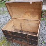 Ancienne malle en bois bombée