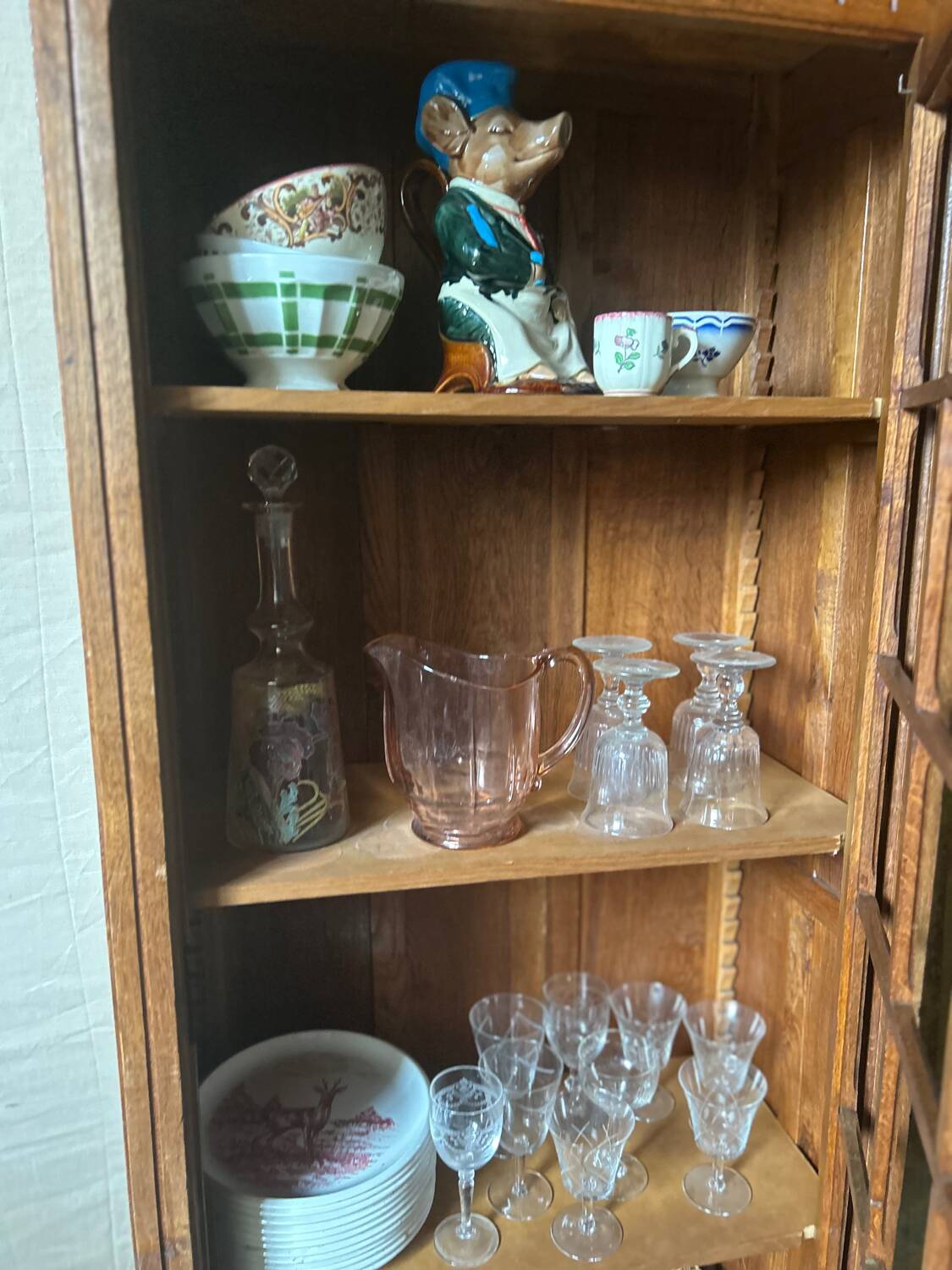 Small Parisian glass-fronted cabinet in fine oak from the late 19th century – a timeless ally for small spaces.