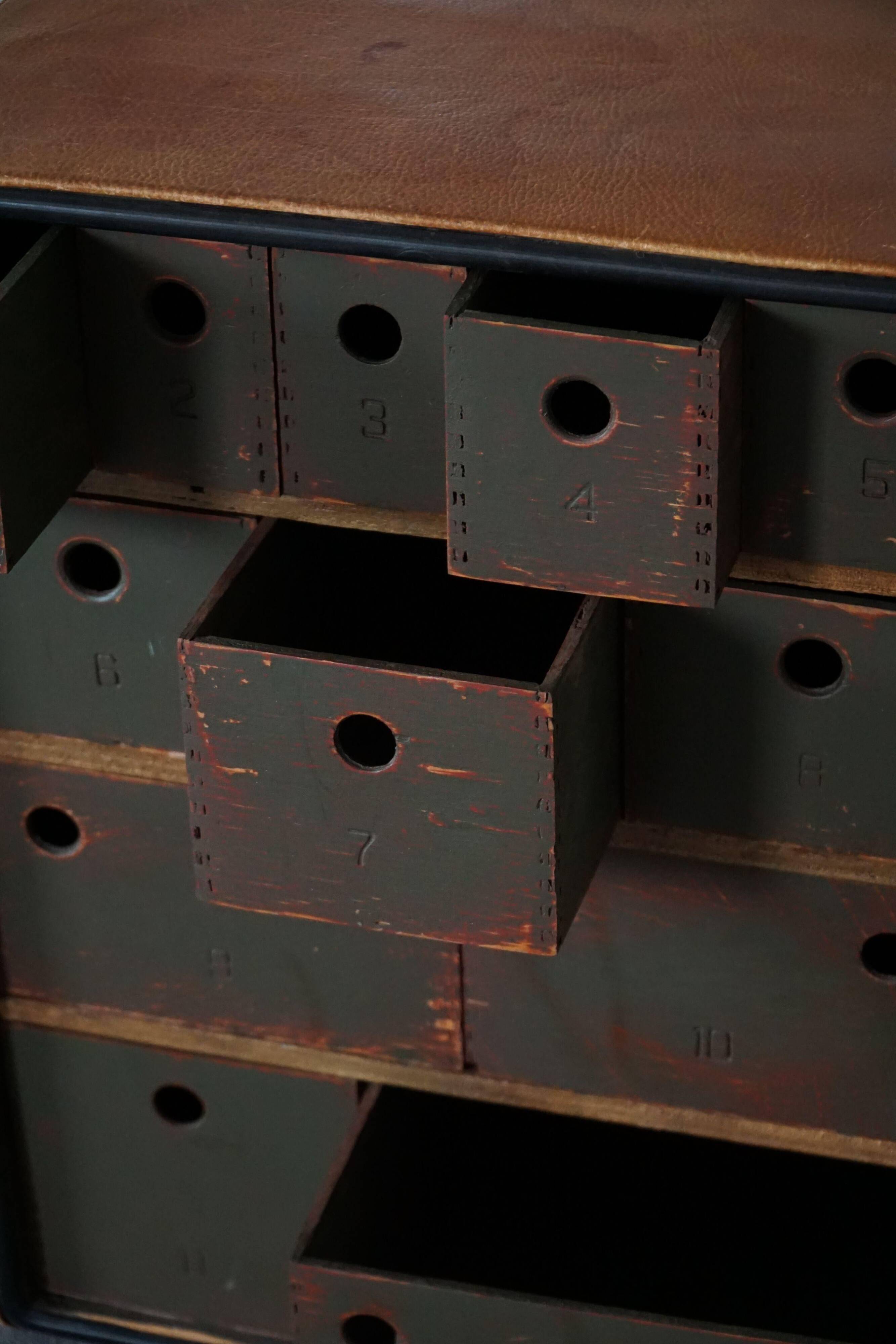 Vintage military-style trunk in leather and wood, late 20th century.