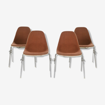 Serie de 4 chaises de Charles et Ray Eames en fibre de verre