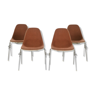 Serie de 4 chaises de Charles et Ray Eames en fibre de verre