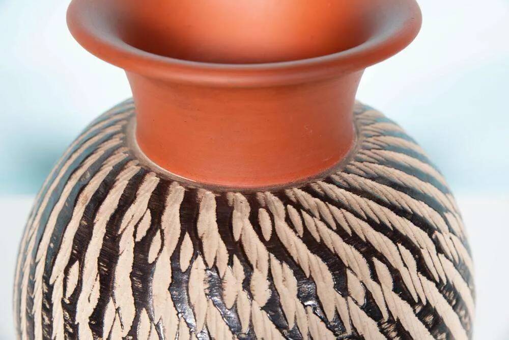 Vintage minimalist ceramic vase Wekara sgraffito