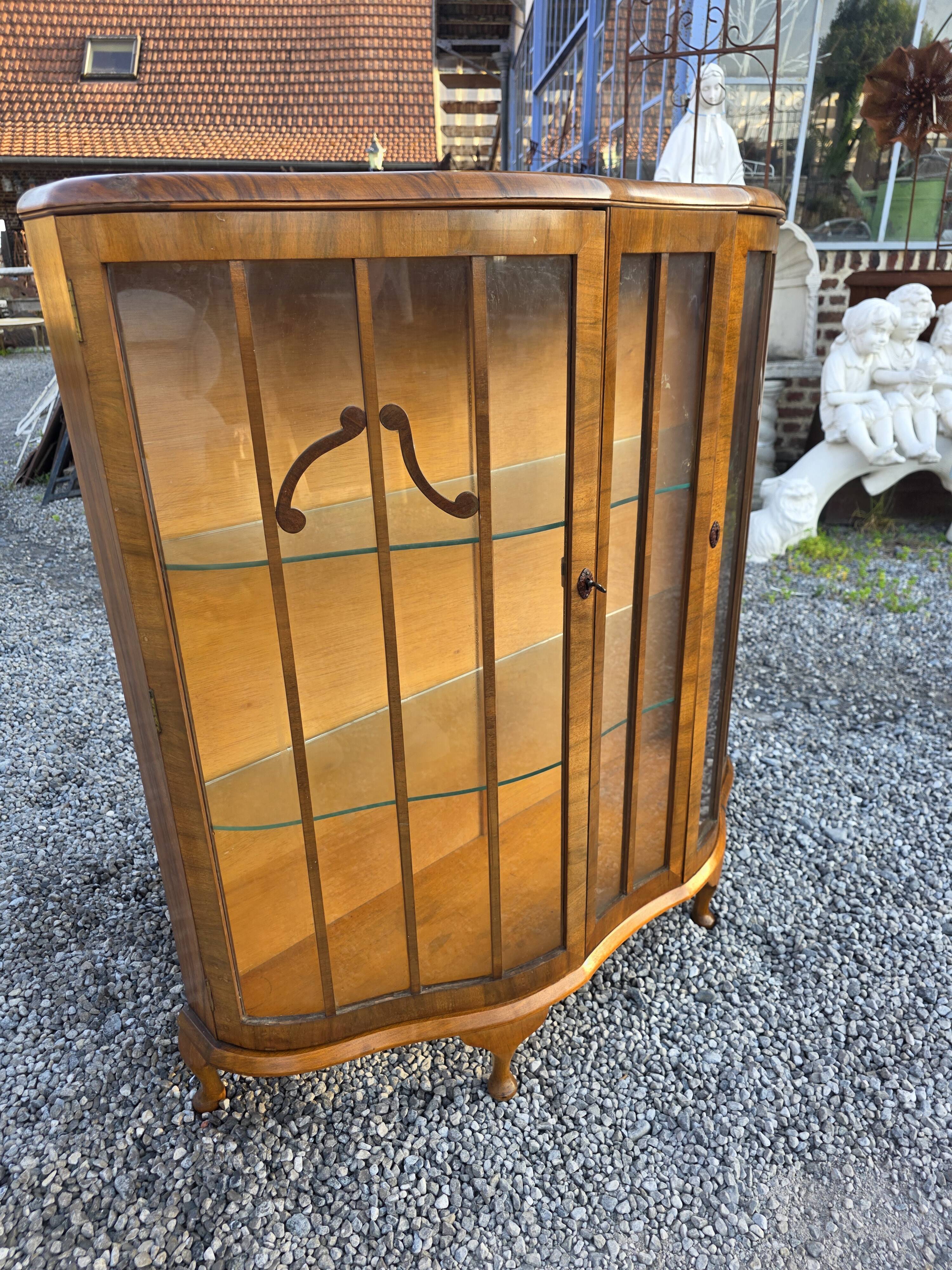 Art Deco display cabinet in walnut from the 1930s.
