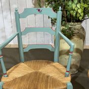 Paire de fauteuils rustiques en hêtre et assises paille