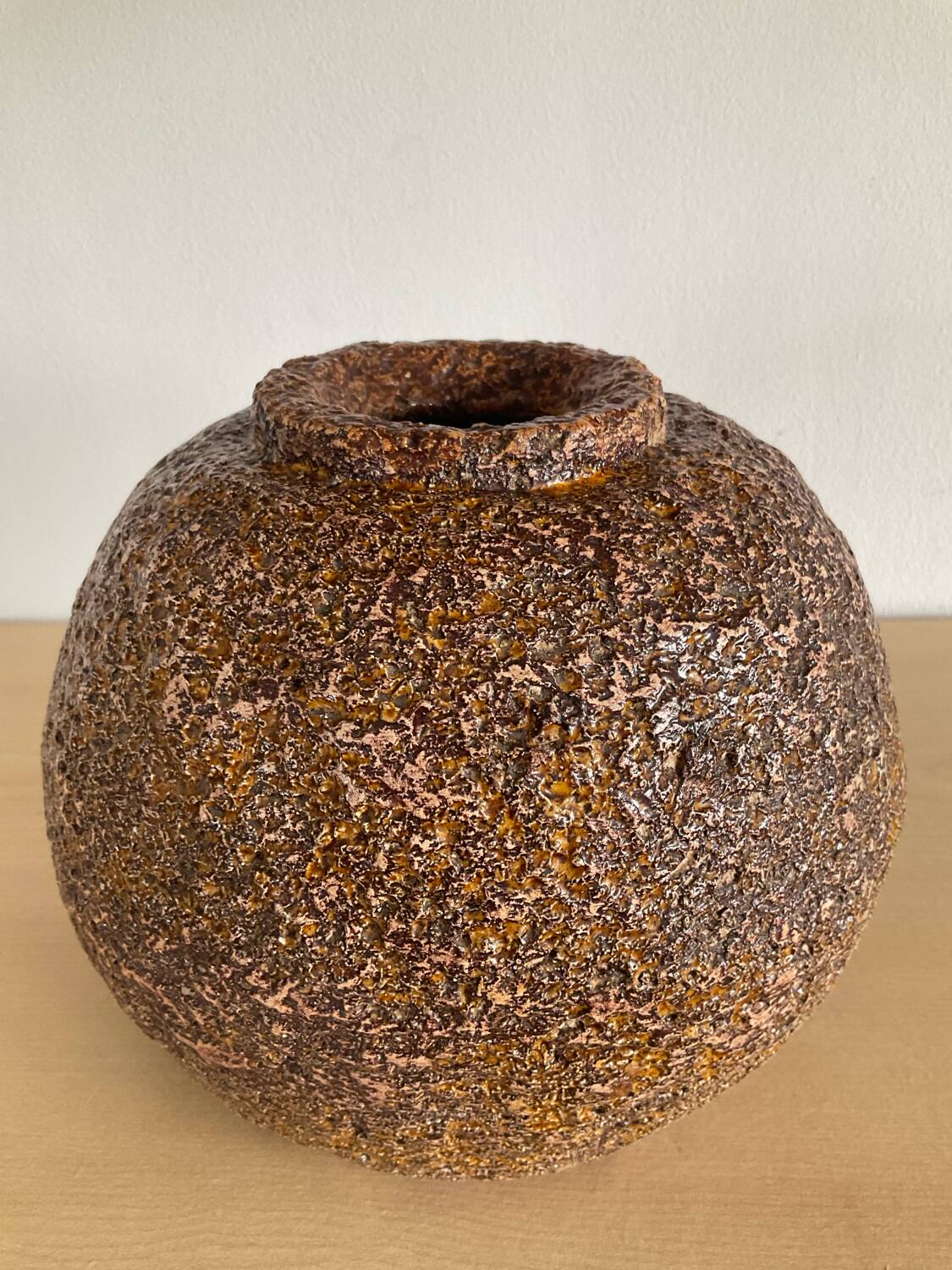Vase boule brutaliste en céramique années 70