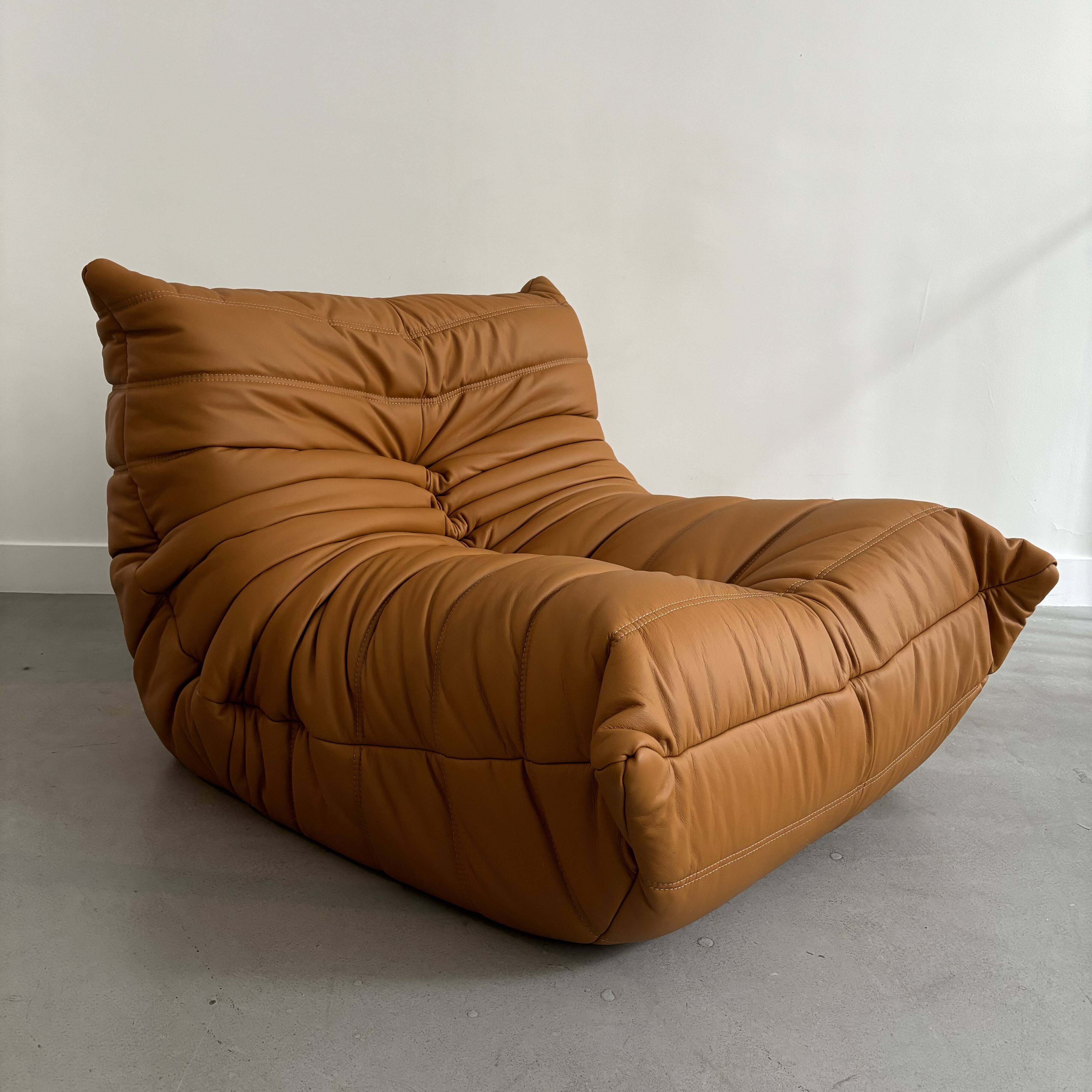 Chauffeuse " togo"  en cuir marron par Michel Ducaroy