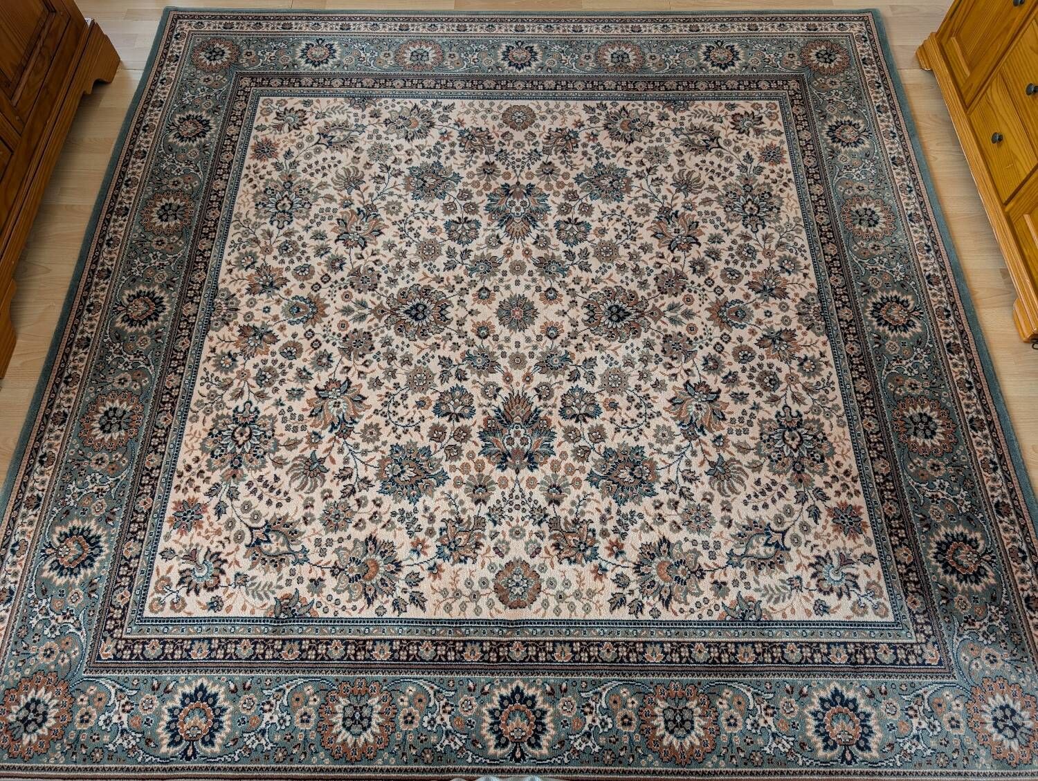 Large oriental wool rug – 240 × 240 cm – timeless elegance
