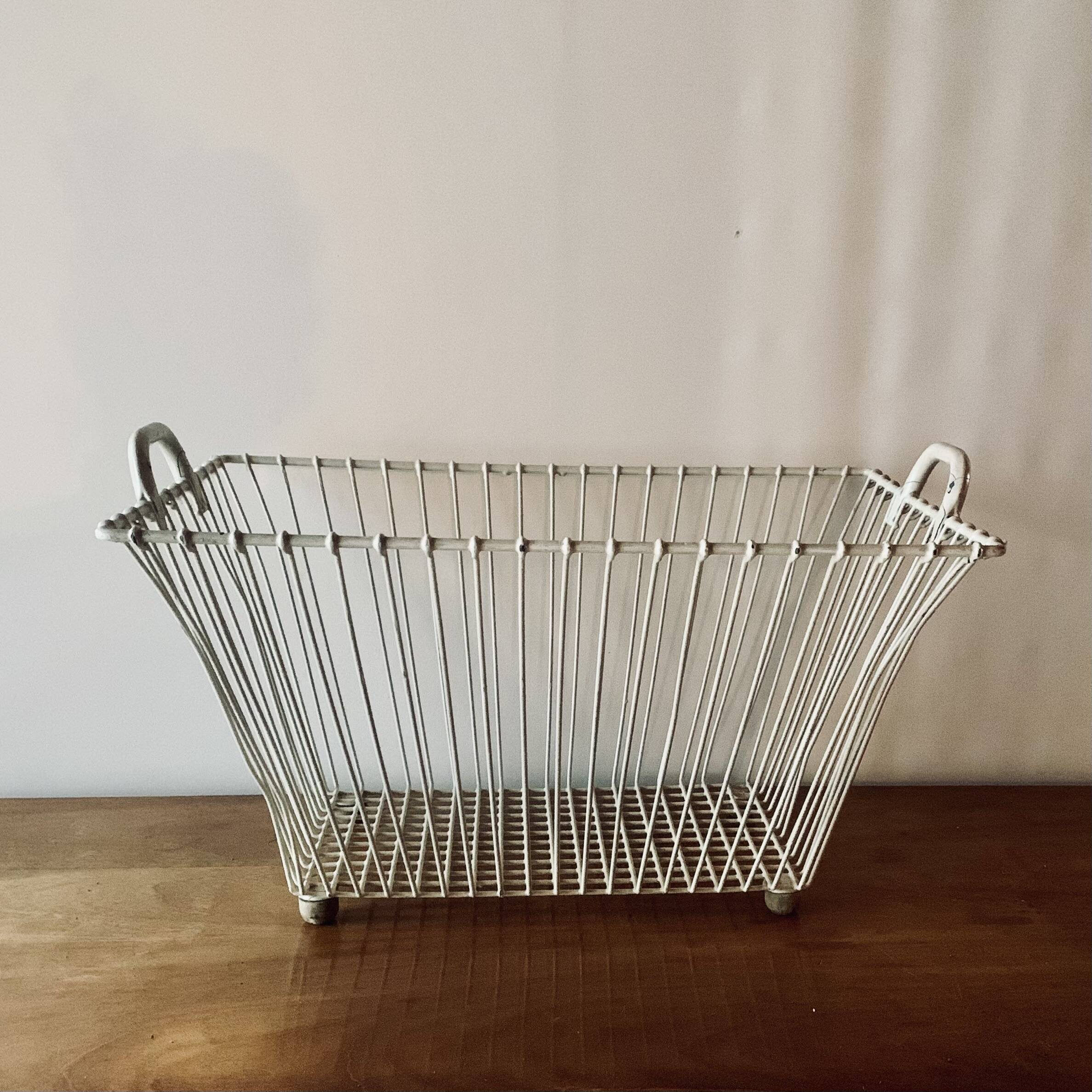 Old large metal basket/basket - laundry basket