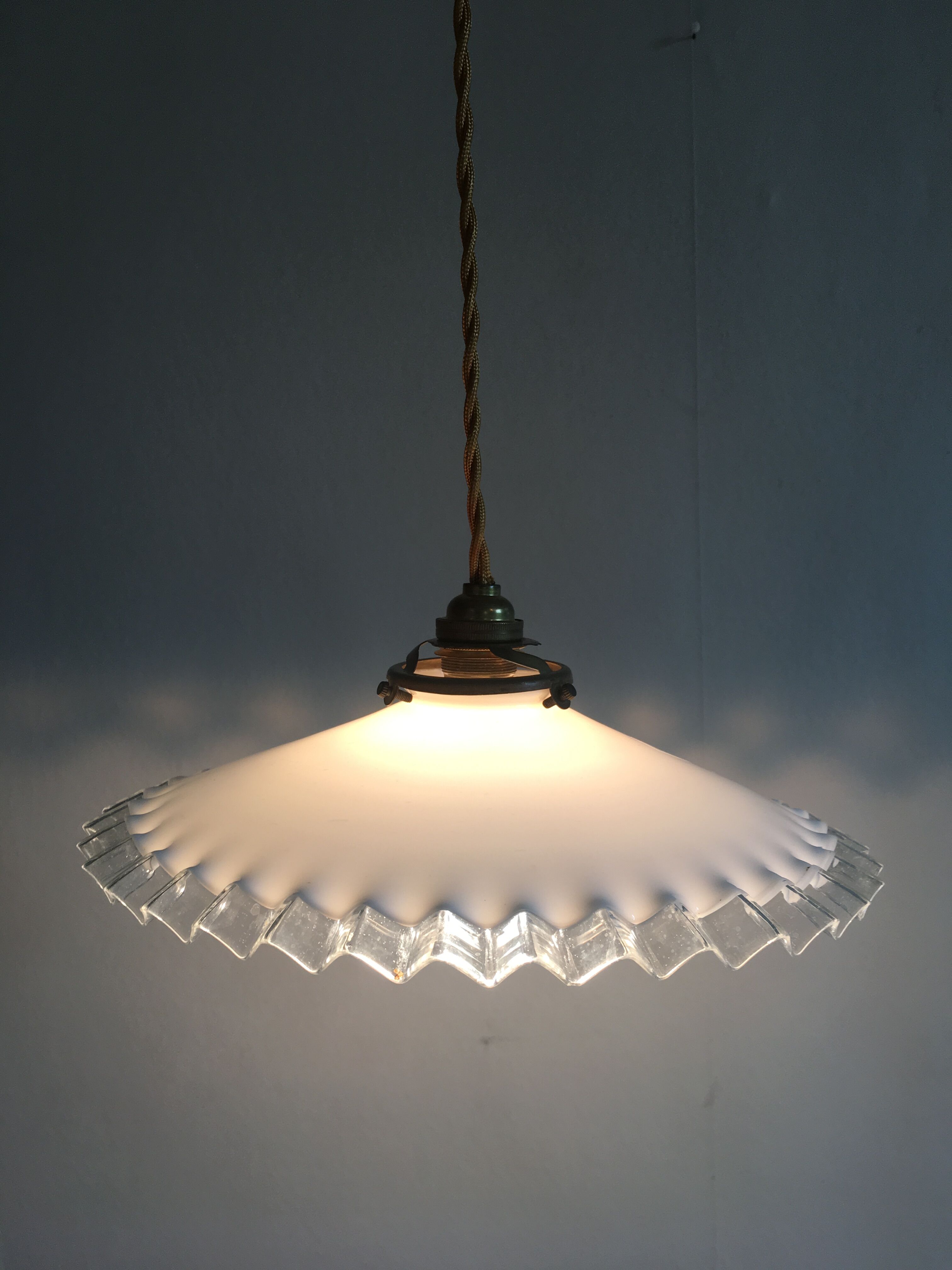 Suspension in serrated white opaline