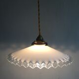 Suspension in serrated white opaline