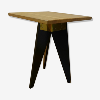 Table with natural tray and black feet