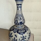 Vase en faïence delft avec décor de fleurs