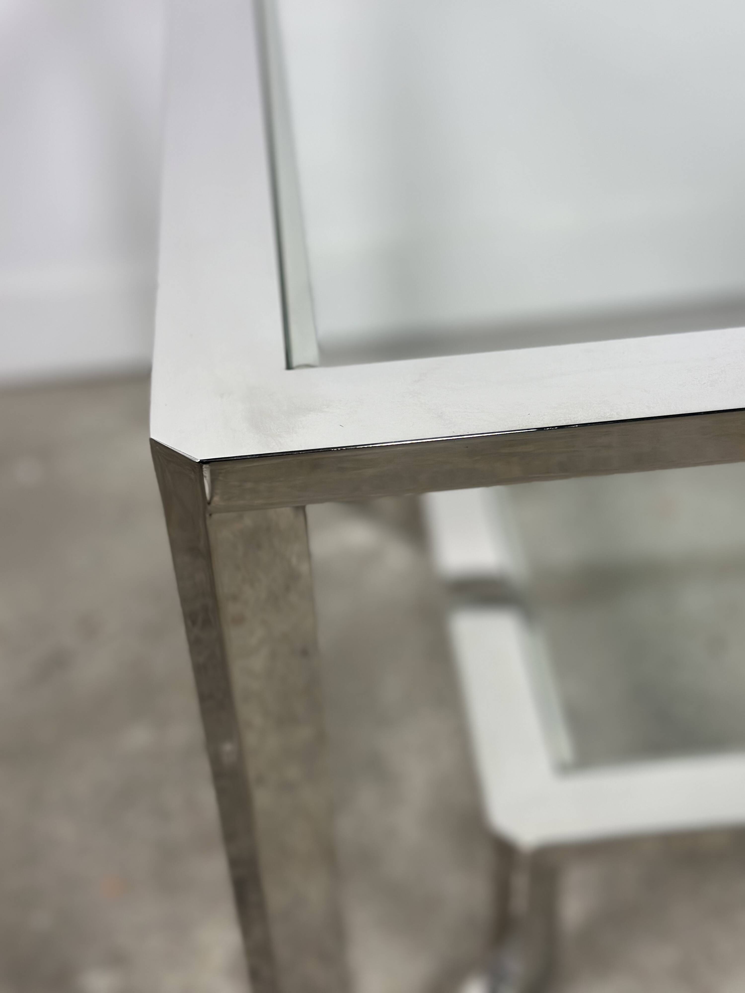 Table basse / bout de canapé chromé et verre