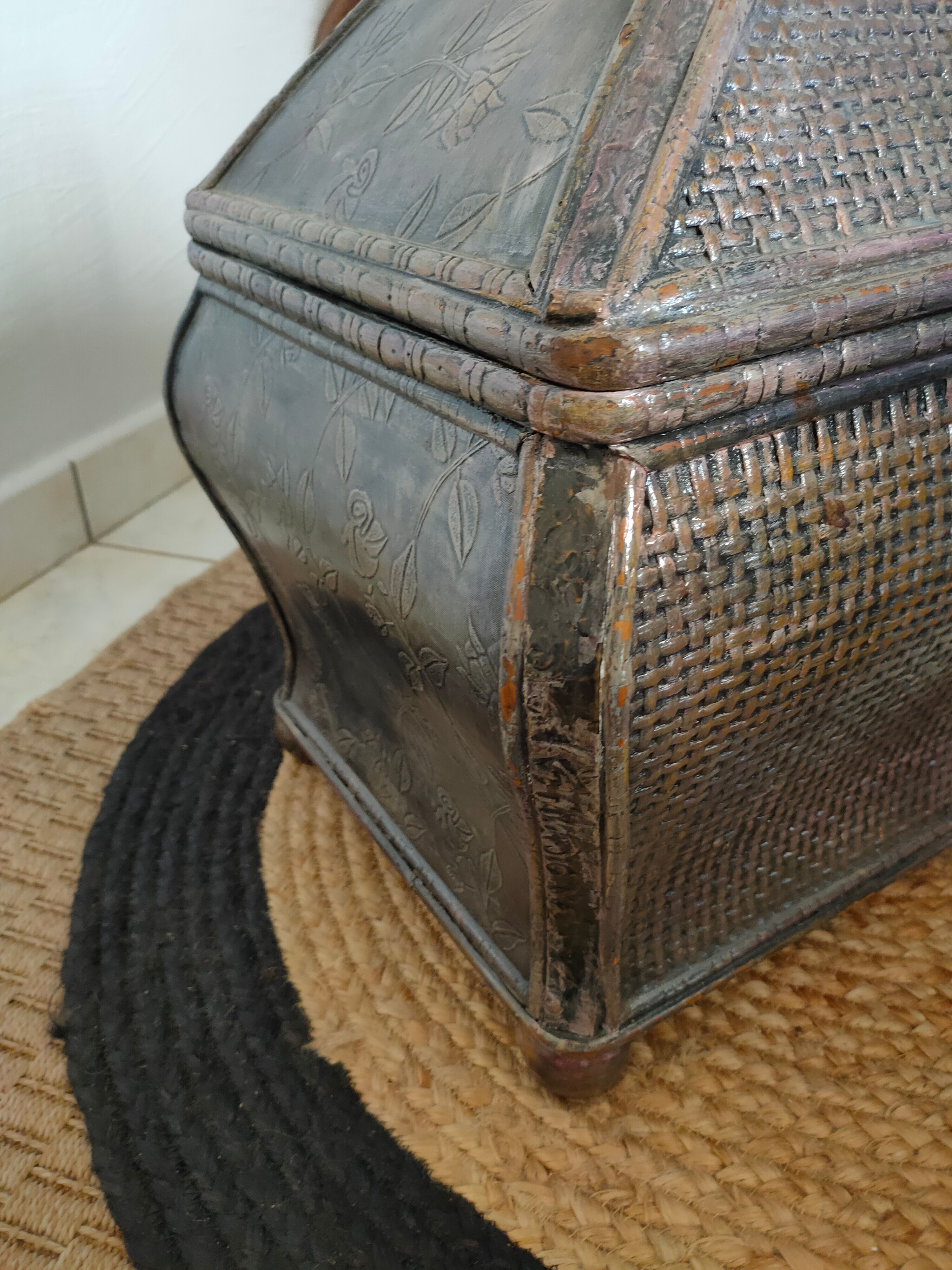 Coffre en bois cintré et cannage collé
