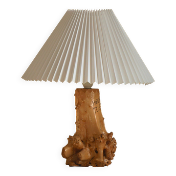 The Modern Scandinavian, lampe de table en bois sculpté avec inscription gravée, 1972
