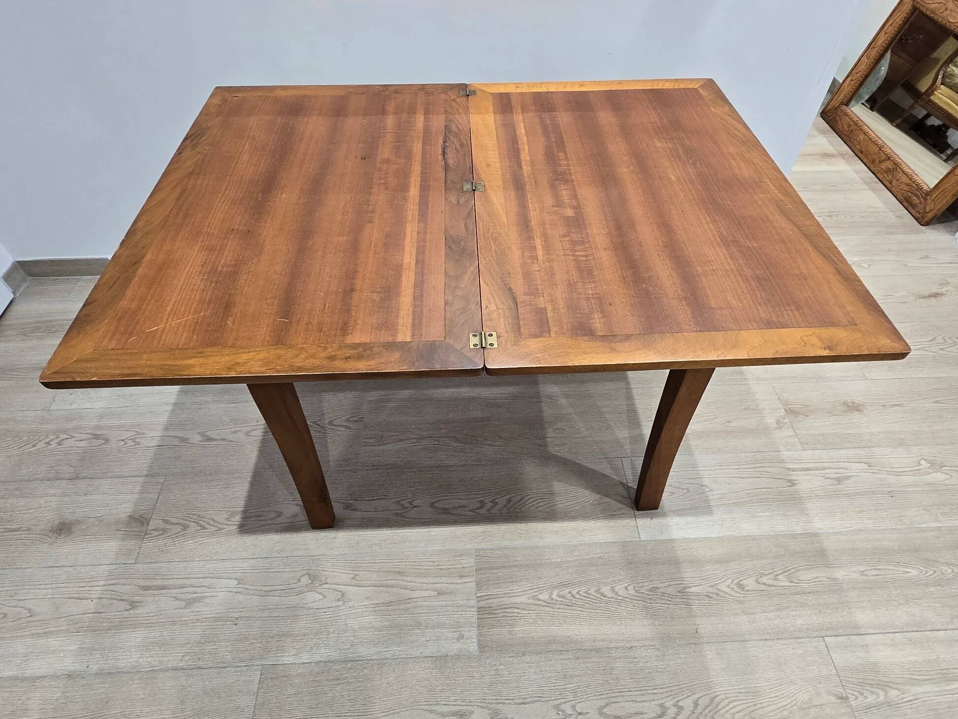 Table transformable vintage en bois de noyer et marqueterie