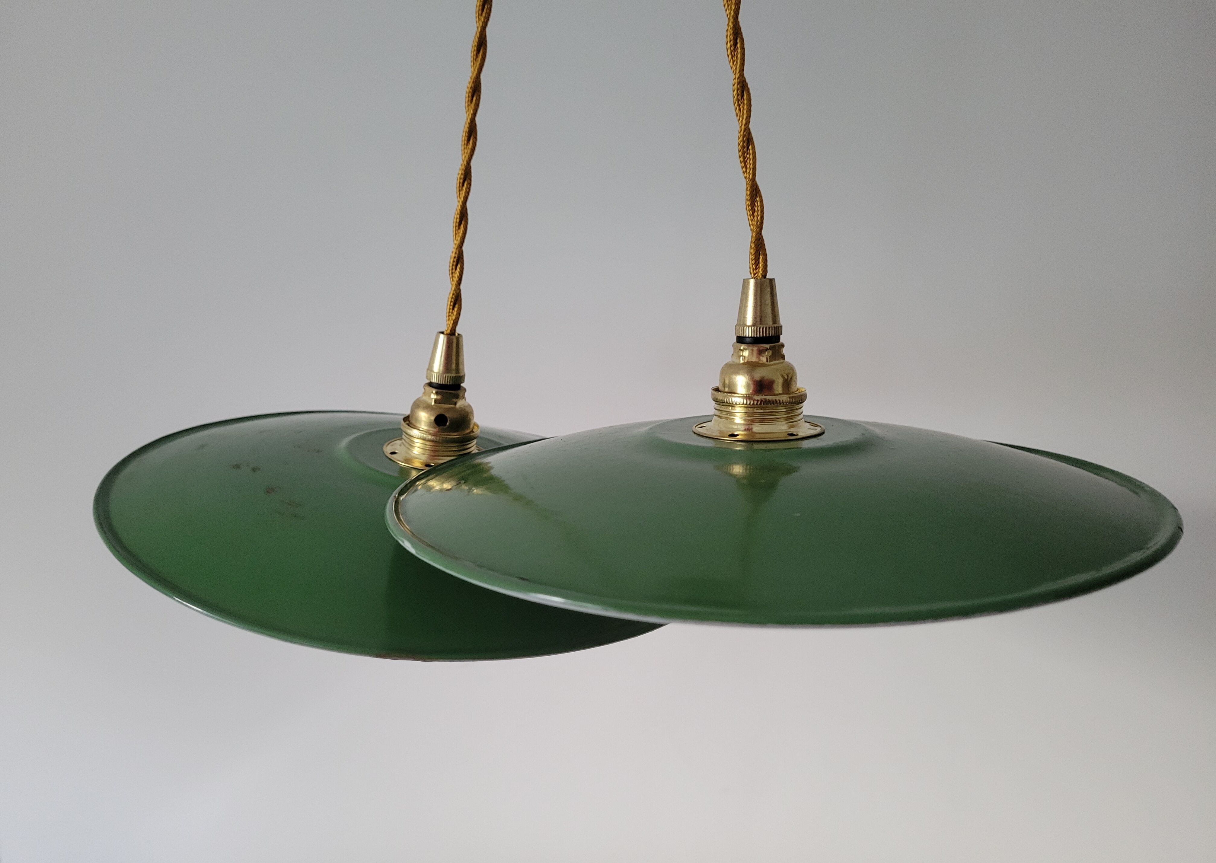 Pair of enamelled suspensions