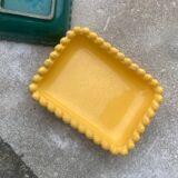 Two dishes, one green and one yellow