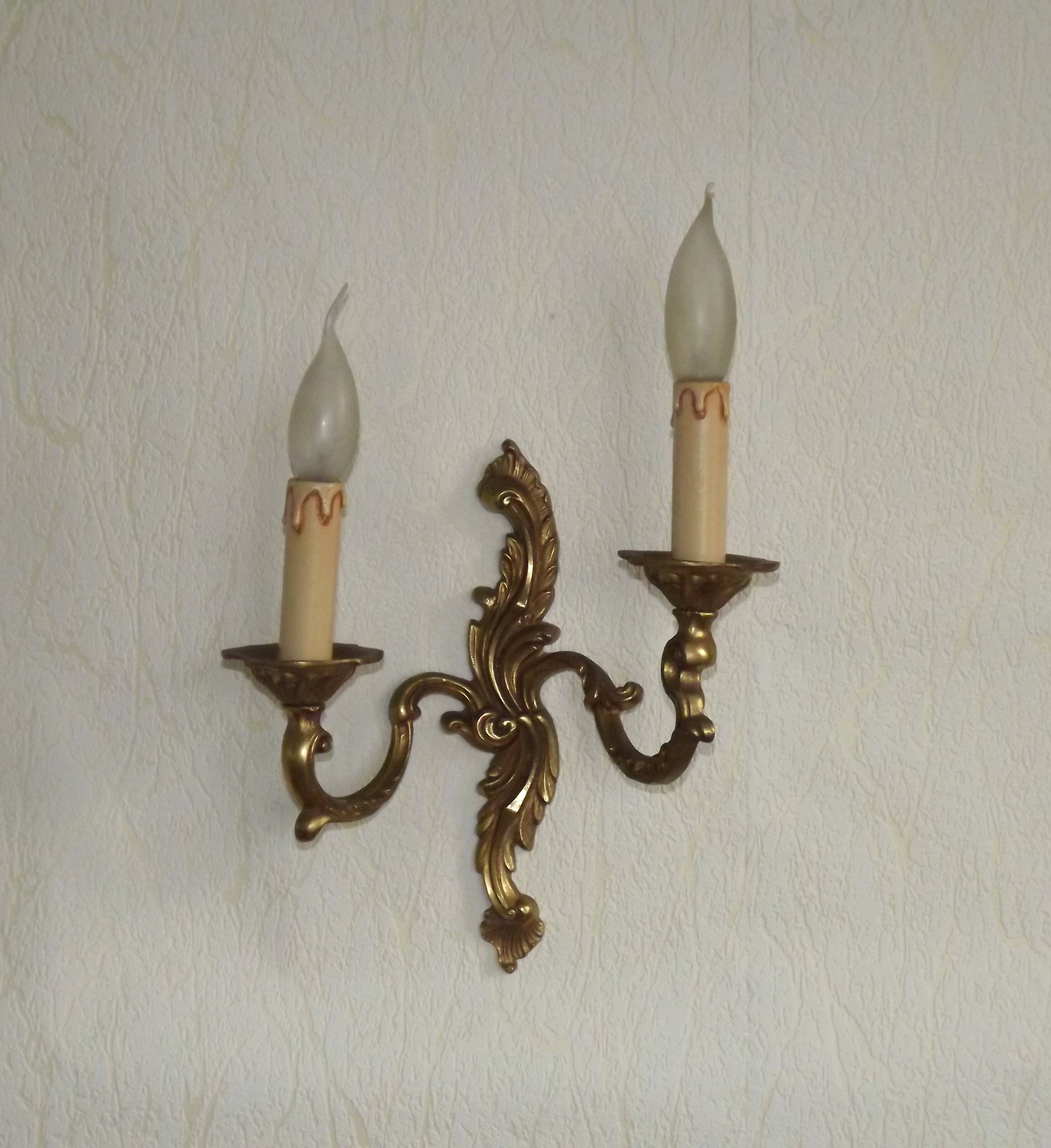 Vintage French bronze wall sconce with acanthus leaves and two light arms 51