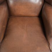 Ensemble de 2 fauteuils à oreilles en cuir de vache de style anglais.