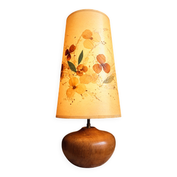 Lampe vintage en bois et abat-jour aux herbiers