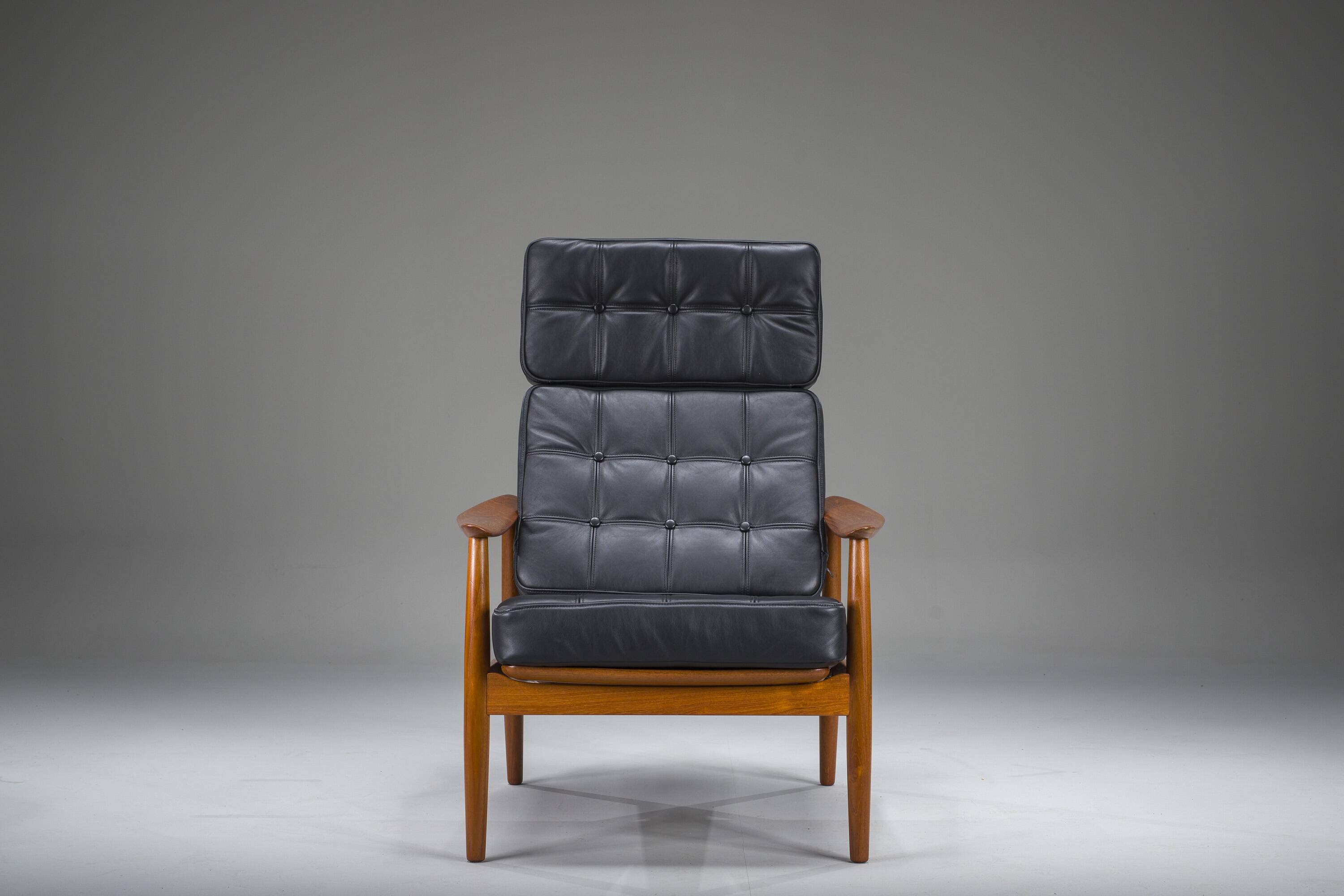 Mid-Century Modern FD 164 Armchair in Teak and Black Leather by Arne Vodder