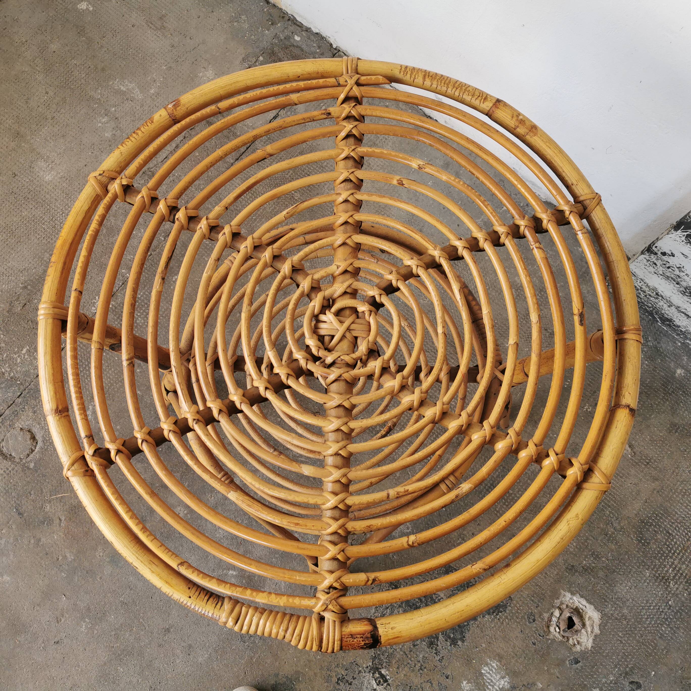 Round rattan table