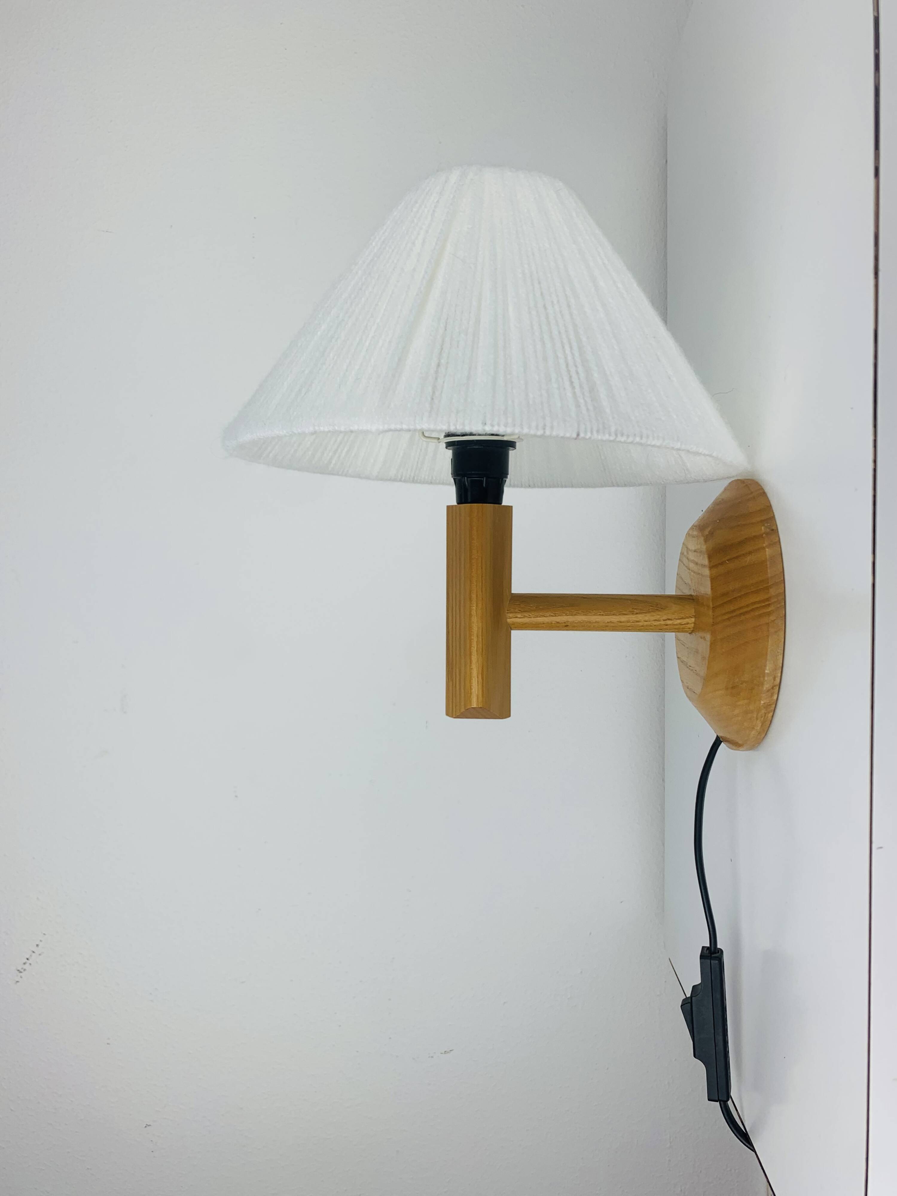 Vintage pine wall lamp and wool lampshade, 1960s