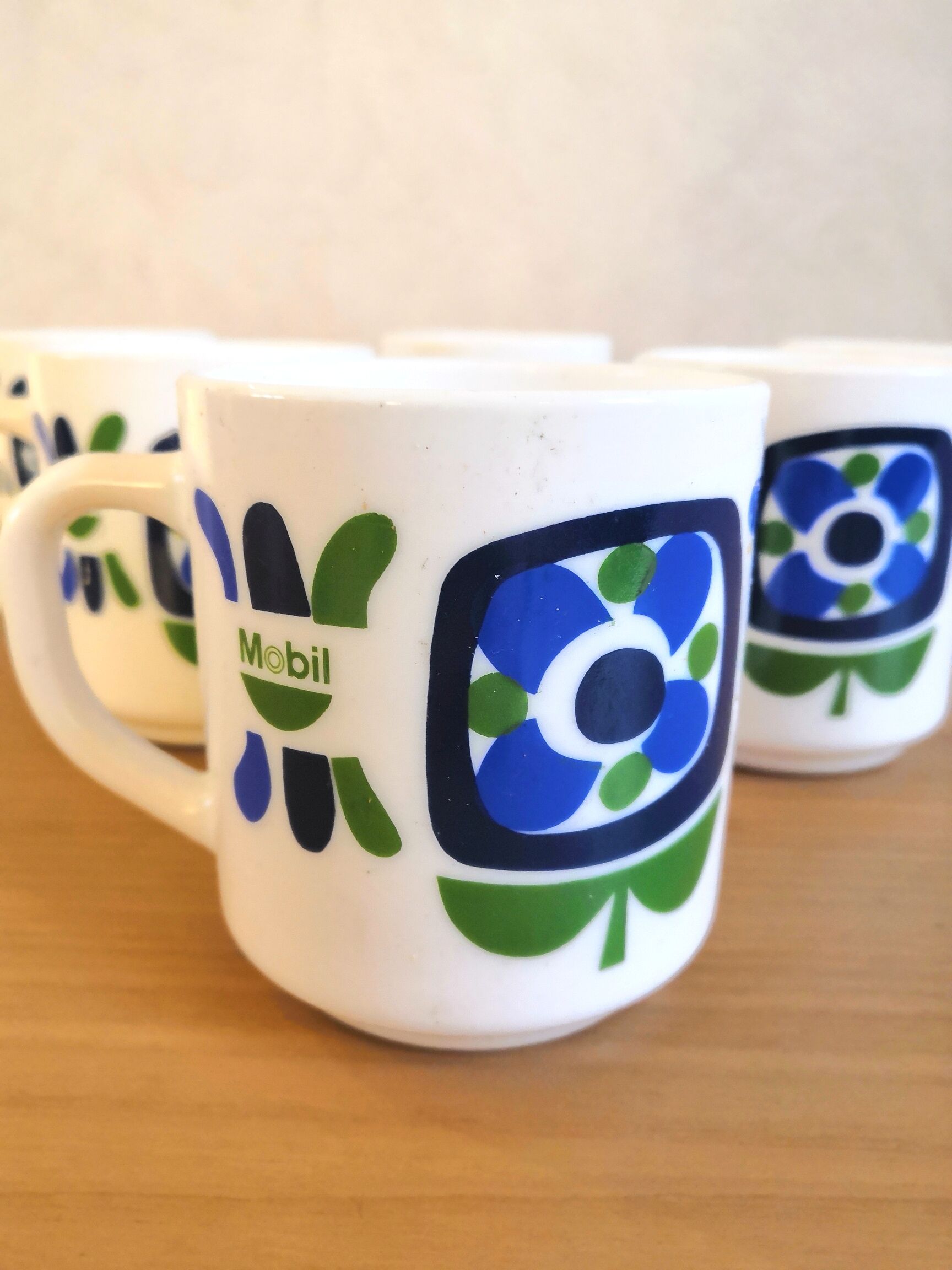 Series of 6 mugs design Mobil 70s