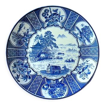 Plat circulaire en porcelaine blanc-bleu à décor dans le goût de la chine