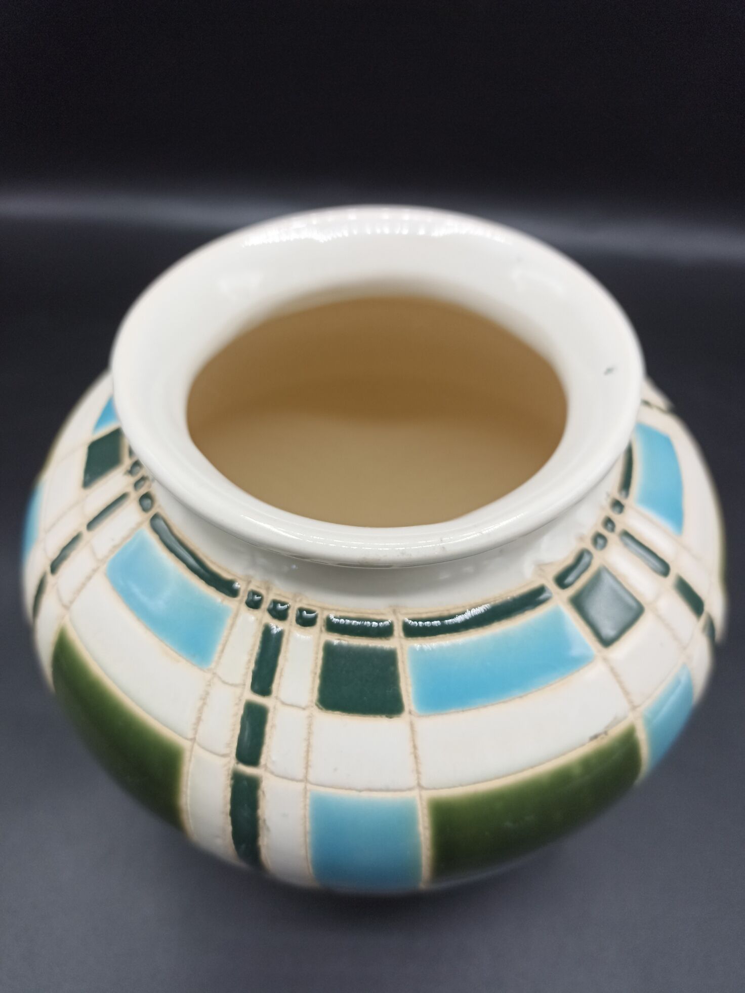 Vase en céramique émaillé à carreaux
