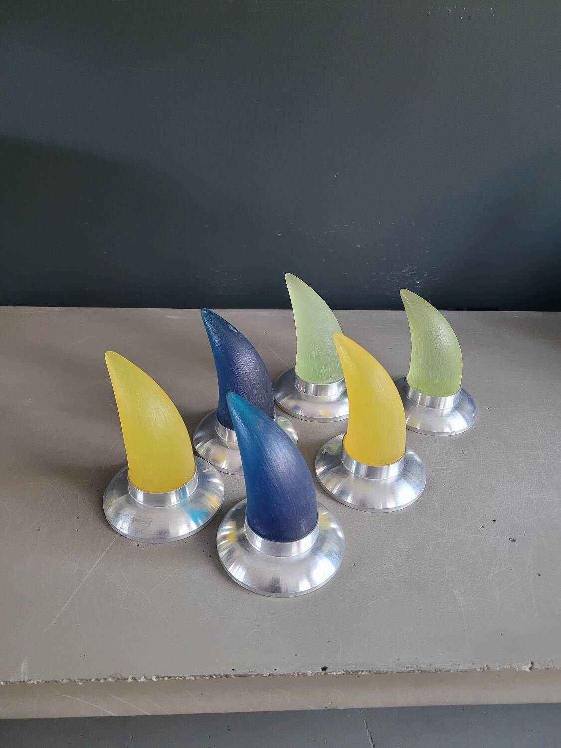 6 vintage horn coat hooks in resin and aluminium