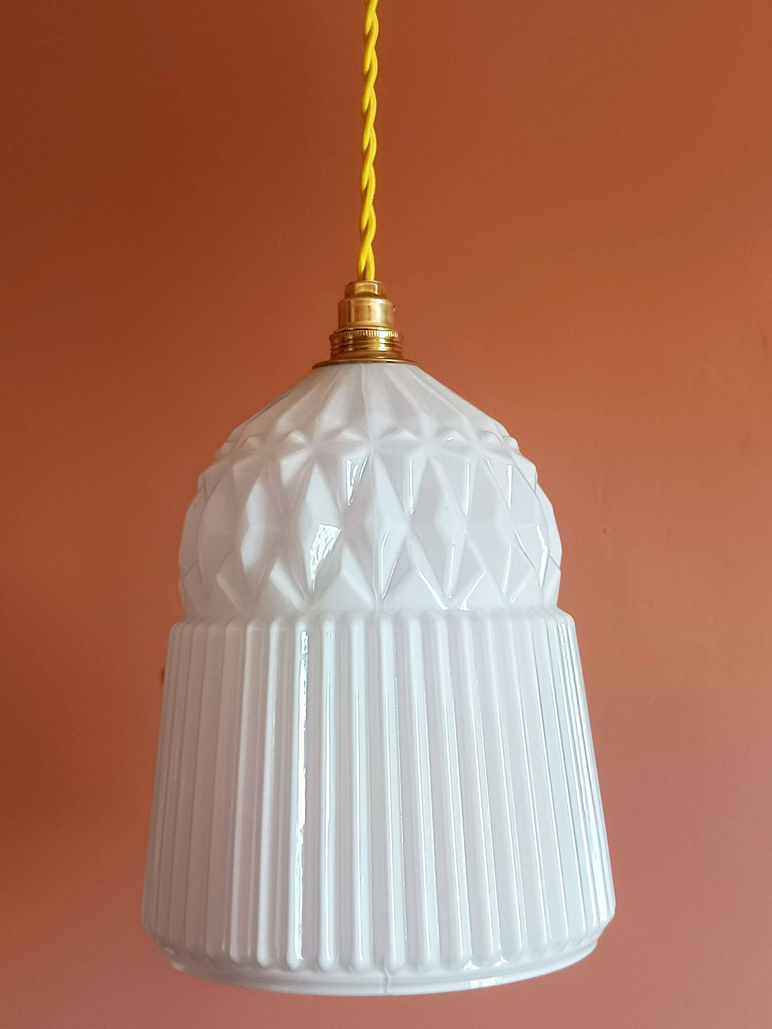 Paire de suspensions en verre blanc vintage