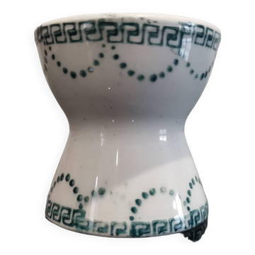 Coquetier diabolo ancien en porcelaine décor frise verte guirlandes