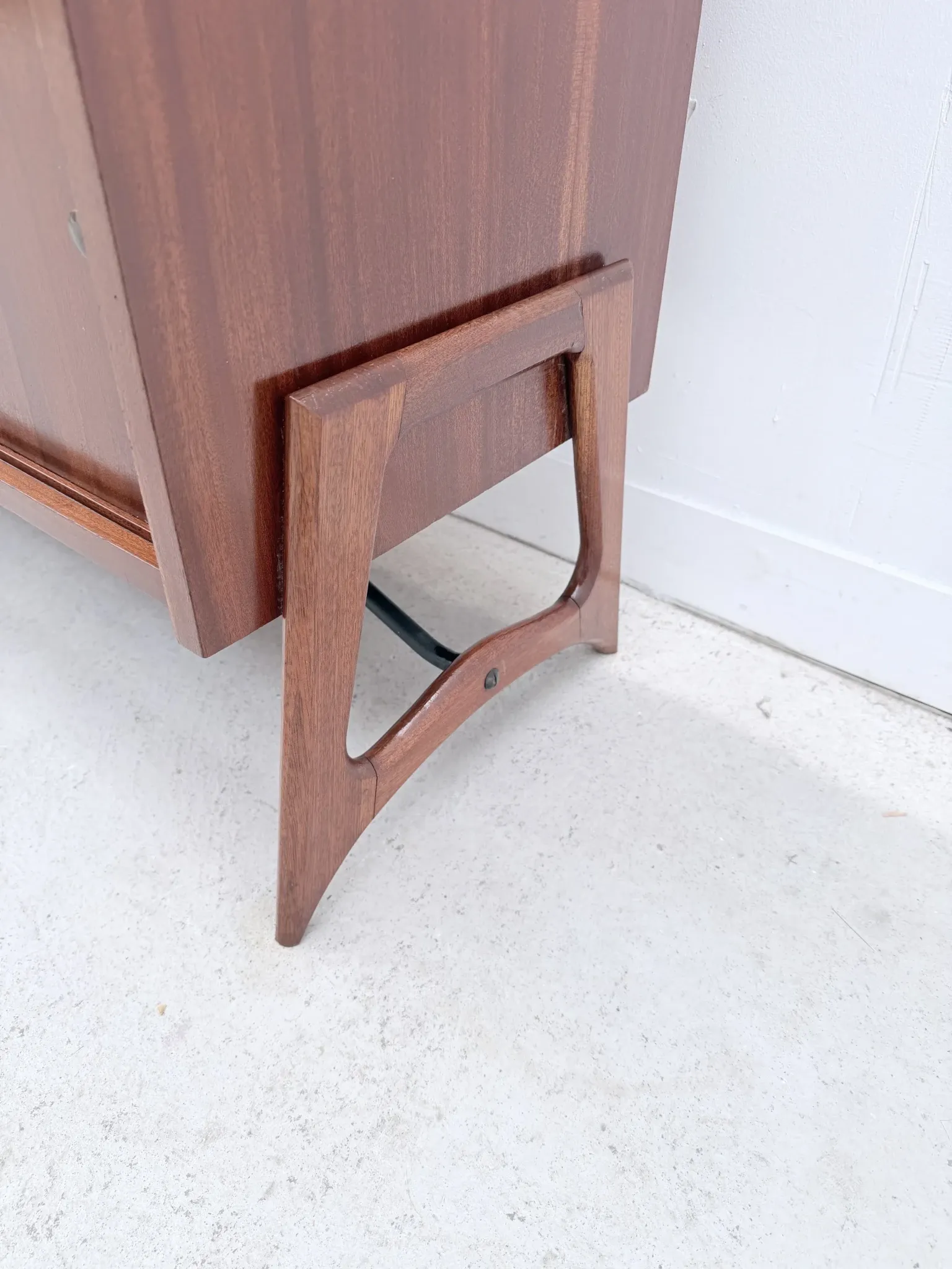 Scandinavian style bookshelf in teak and brass, 1950.