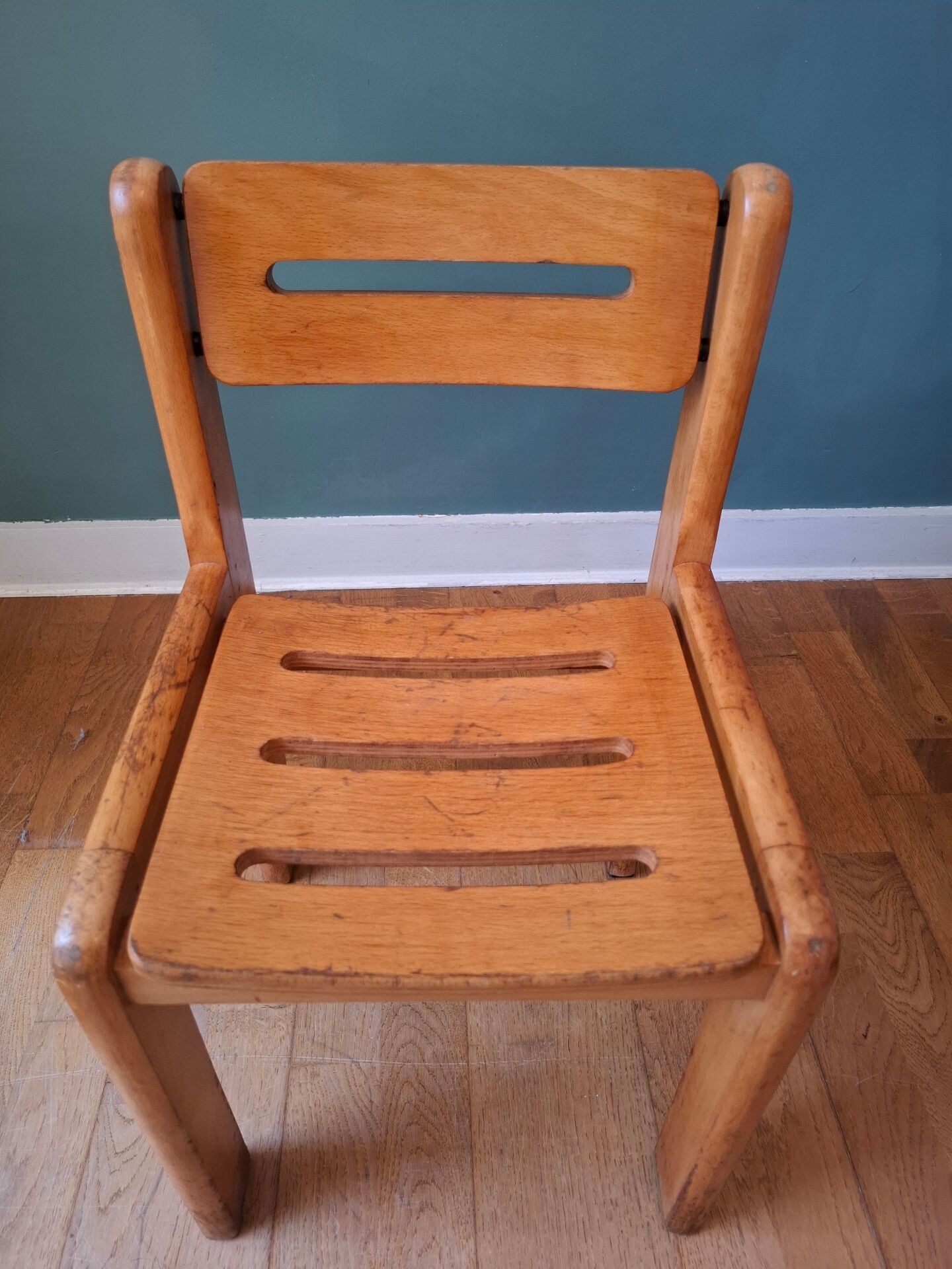 Chaise enfant moderniste