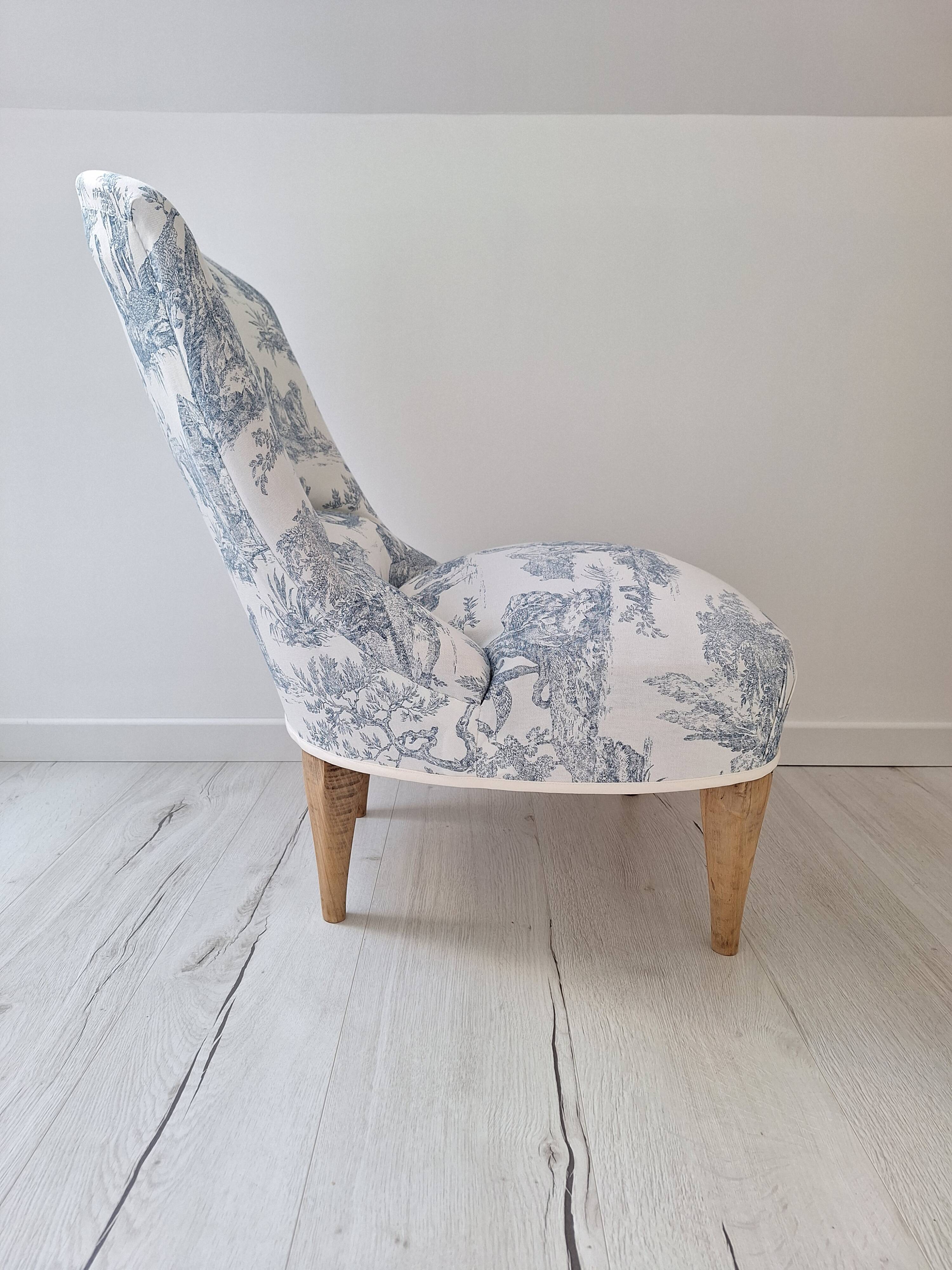 Fauteuil crapaud et son repose pied en toile de Jouy bleu