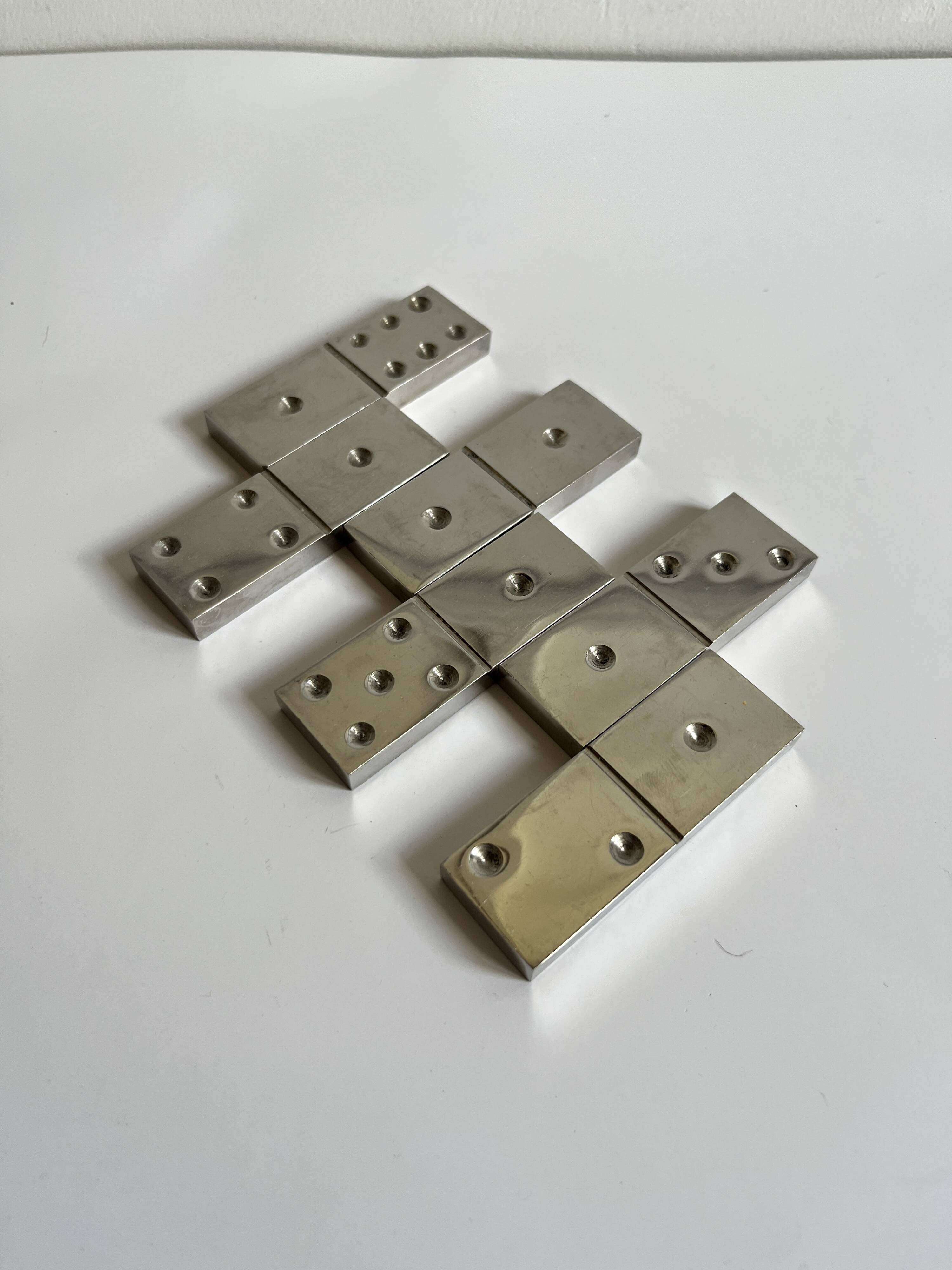 Domino metal knife holder