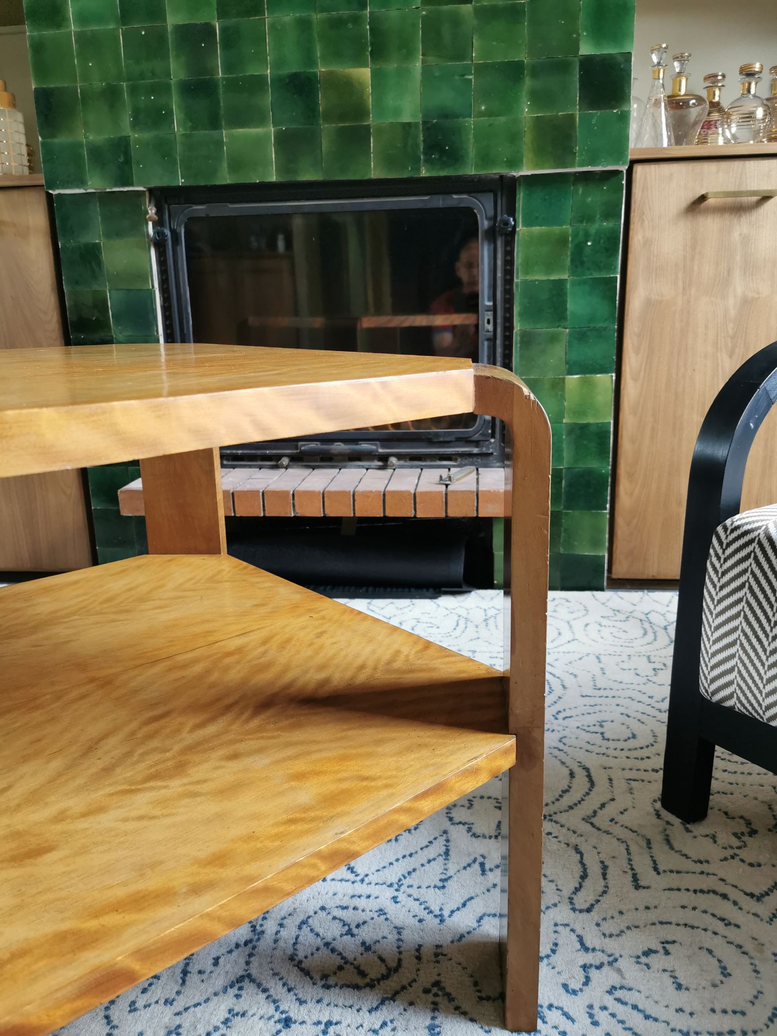Table basse art déco carrée en bois clair