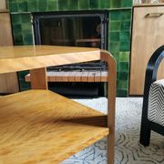 Table basse art déco carrée en bois clair